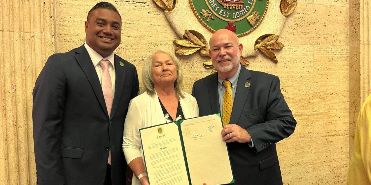 Representante reconoce a madre con trasplante de médula ósea y vida repleta de retos en medio de sesión especial de la Cámara de Representantes de Puerto Rico