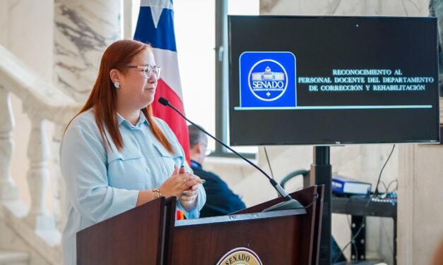 Senadora Karen Román reconoce a maestras y maestros del Departamento de Corrección en la Semana Educativa