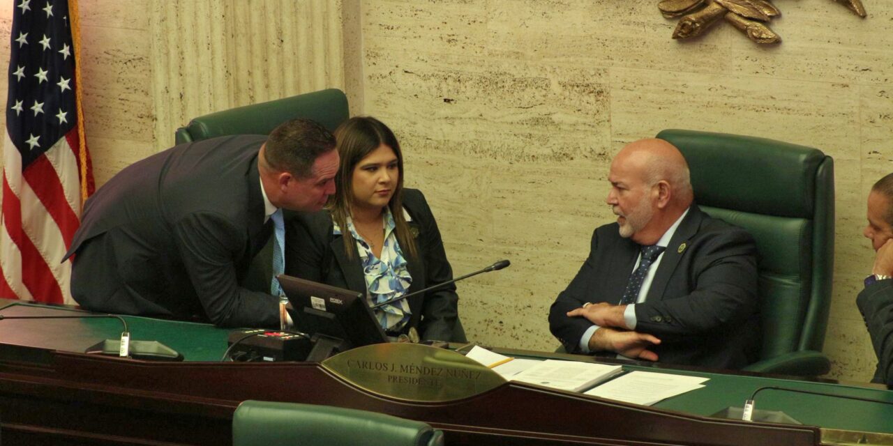 Cámara de Representantes aprueba medida para detener multas y prohibición de plásticos de un solo uso